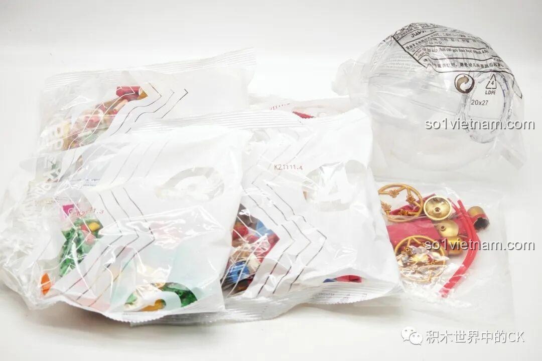 Mặt sau của minifigure Thái Văn Cơ phiên bản Giáng Sinh