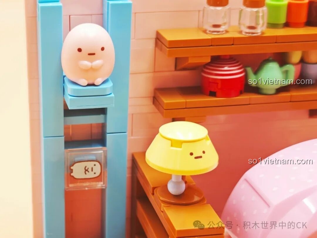 Chi tiết kệ sách và các vật dụng trang trí trong bộ lắp ráp Keeppley K21207.