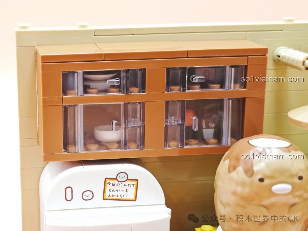 Tủ lạnh với các món đồ bên trong trong bộ lắp ráp Keeppley K21209 