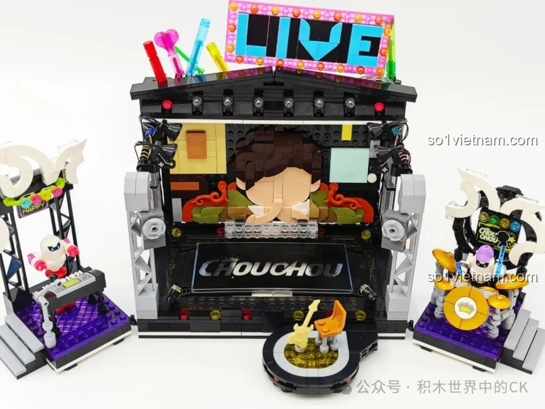 Lắp ráp các trụ đèn và loa hai bên sân khấu Keeppley K21301 Sân khấu 