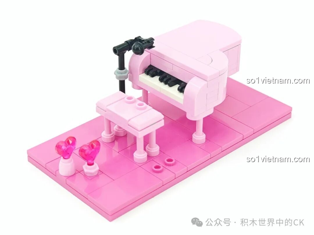 Chi tiết đàn piano hồng và micro trong bộ lắp ráp Keeppley K21301 Sân khấu 