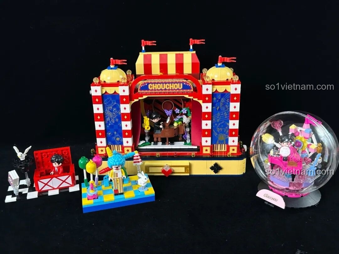 Toàn cảnh bộ lắp ráp Keeppley K21302 Bạn Học Châu: Rạp Xiếc Ma Thuật sau khi hoàn thành, trưng bày các minifigures và sân khấu.