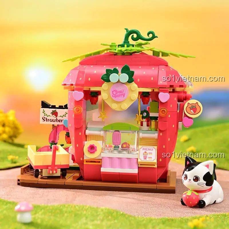 Hình ảnh hoàn thiện của bộ xếp hình Tiệm Dâu Tây Sữa K28022, màu sắc tươi sáng, chi tiết sắc nét.