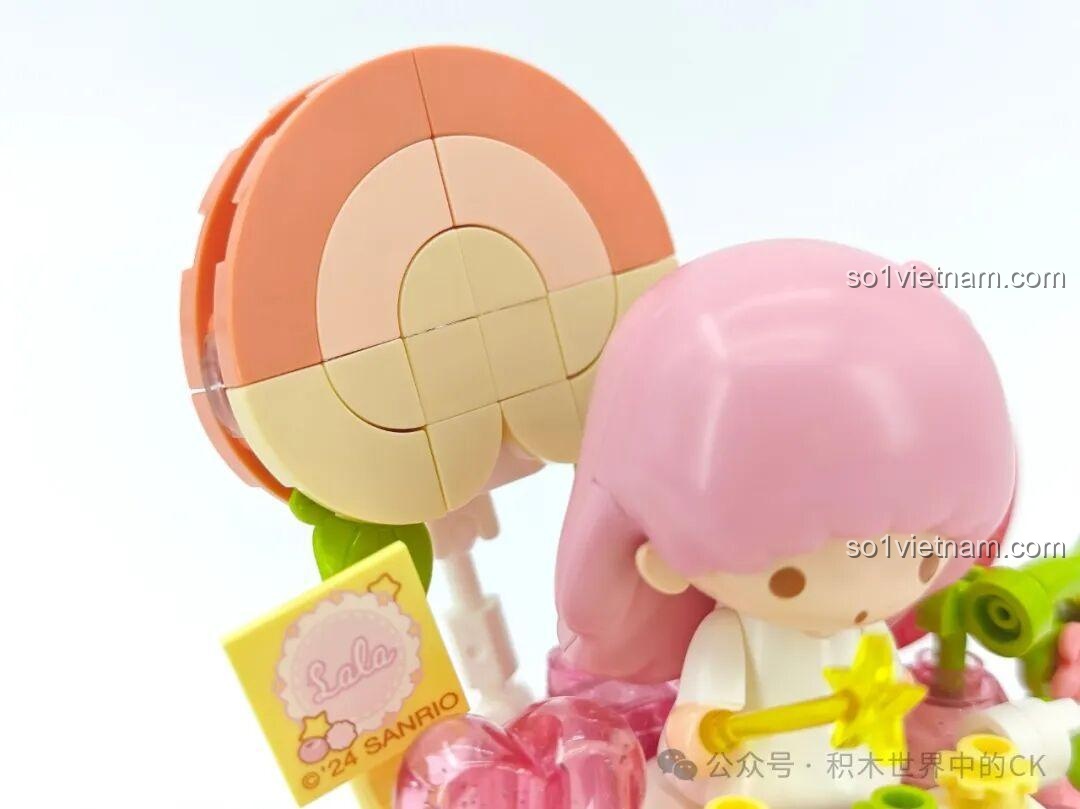 Mô hình hoàn thiện Keeppley K20851 Little Twin Stars Ngôi nhà Quà tặng cùng các mô hình cupcake nhìn từ bên