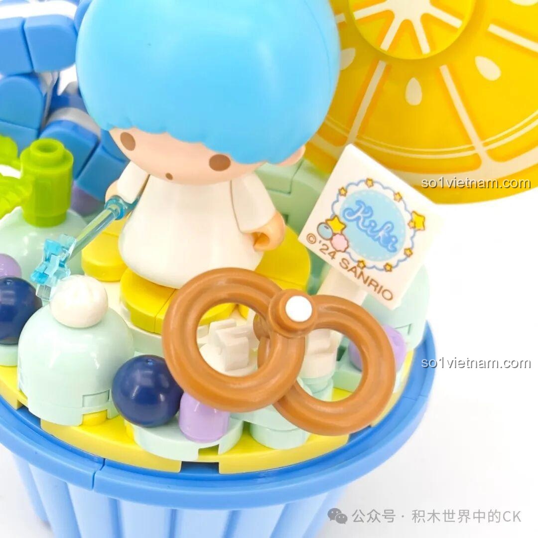 Chi tiết trăng vàng và đám mây trên mô hình hoàn thiện Keeppley K20851 Little Twin Stars Ngôi nhà Quà tặng