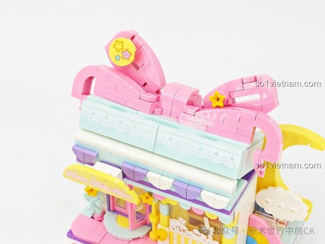 Chi tiết cửa sổ kính trên mô hình hoàn thiện Keeppley K20851 Little Twin Stars Ngôi nhà Quà tặng