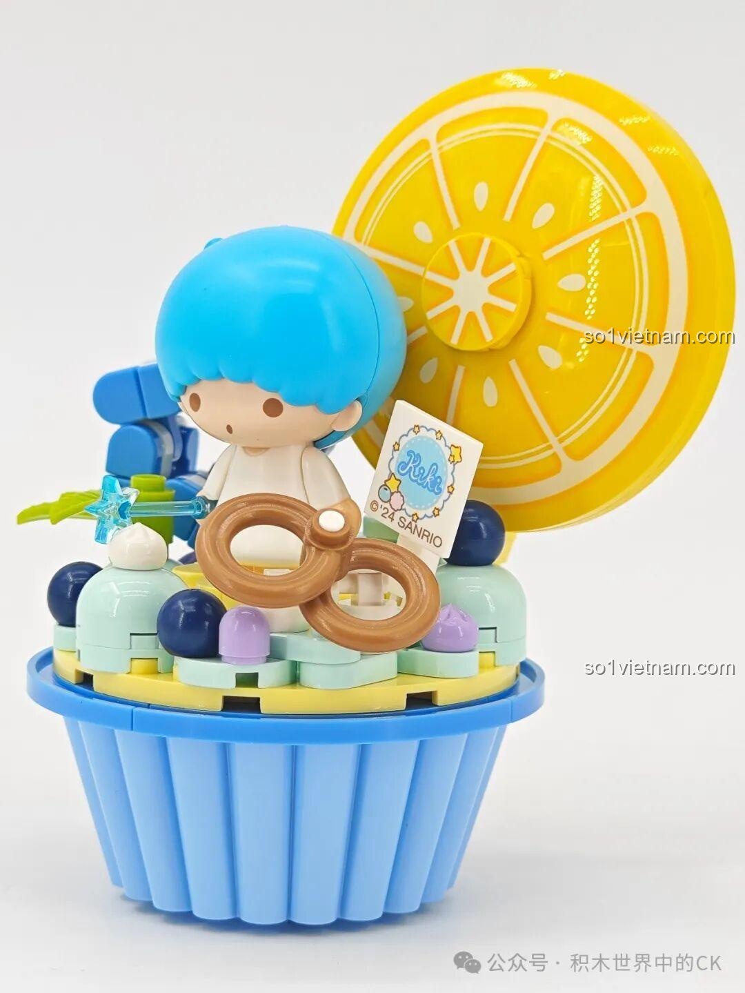 Chi tiết ghế ngồi và bàn trang trí trên mô hình hoàn thiện Keeppley K20851 Little Twin Stars Ngôi nhà Quà tặng