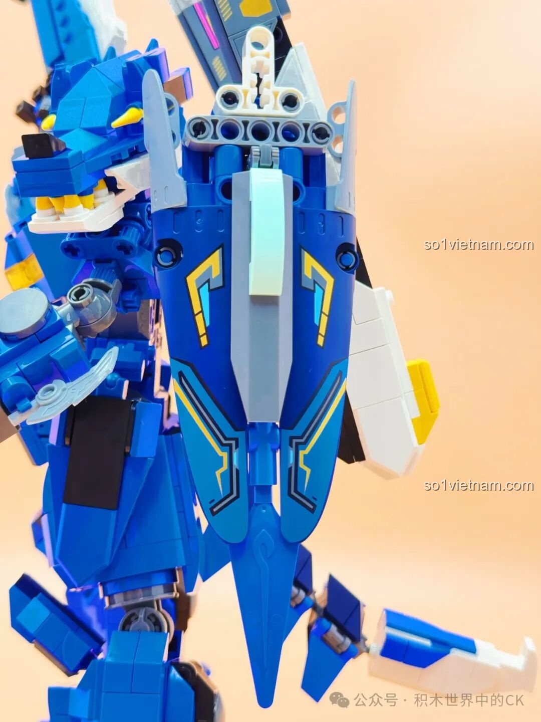 Keeppley Lôi Điểu Cơ Thần tạo dáng