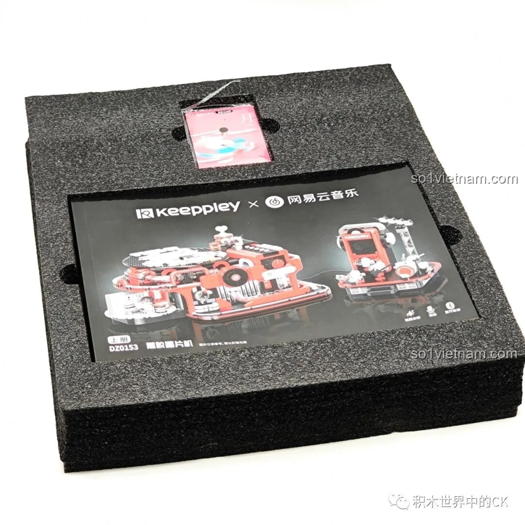 Bên trong hộp Máy hát đĩa than Keeppley, các chi tiết được bảo vệ bởi lớp mút xốp.