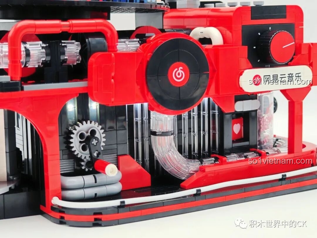 Thành phẩm Máy hát đĩa than Keeppley và loa nhìn từ cạnh trái.