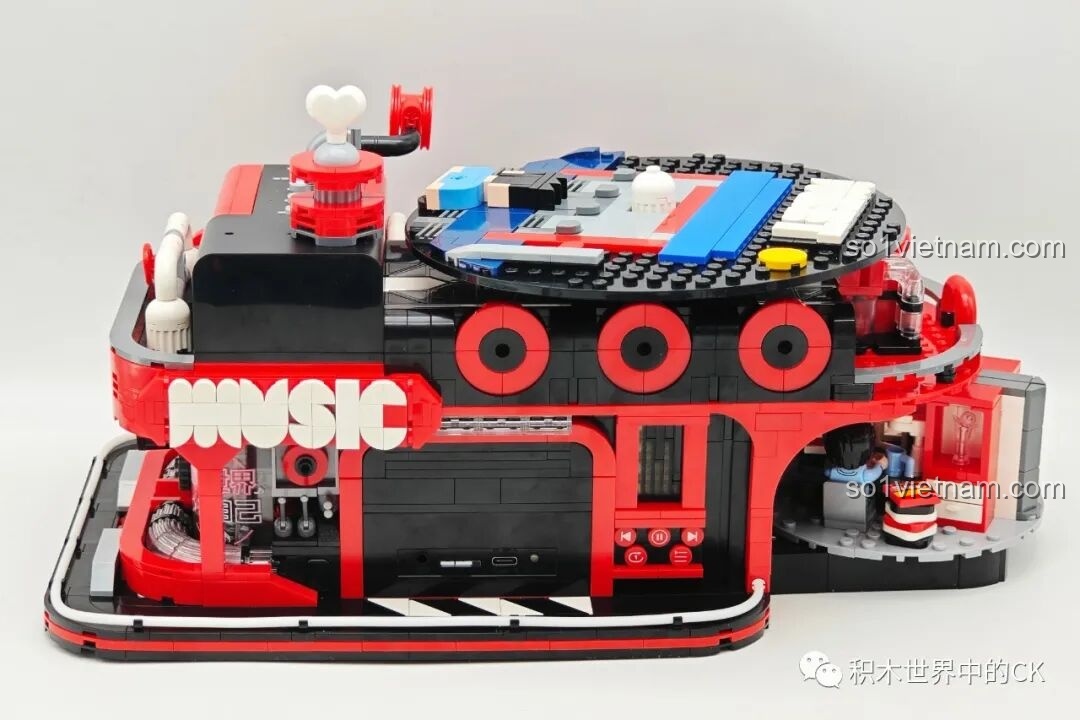 Thành phẩm Máy hát đĩa than Keeppley và loa nhìn từ phía trước.