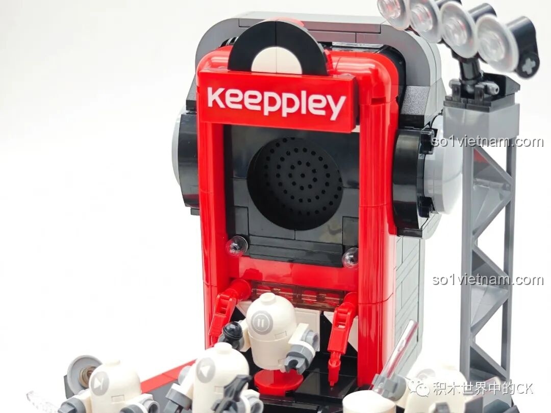 Thành phẩm Máy hát đĩa than Keeppley với các minifigures.