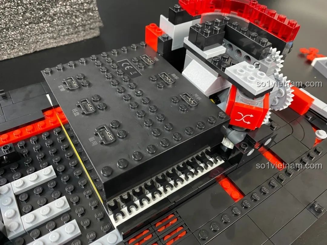 Chi tiết bánh răng bên trong máy hát đĩa than Keeppley x NetEase Music Vinyl Record Player