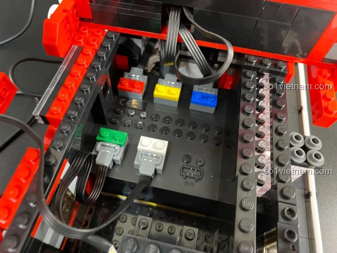 Chi tiết kết nối dây bên trong