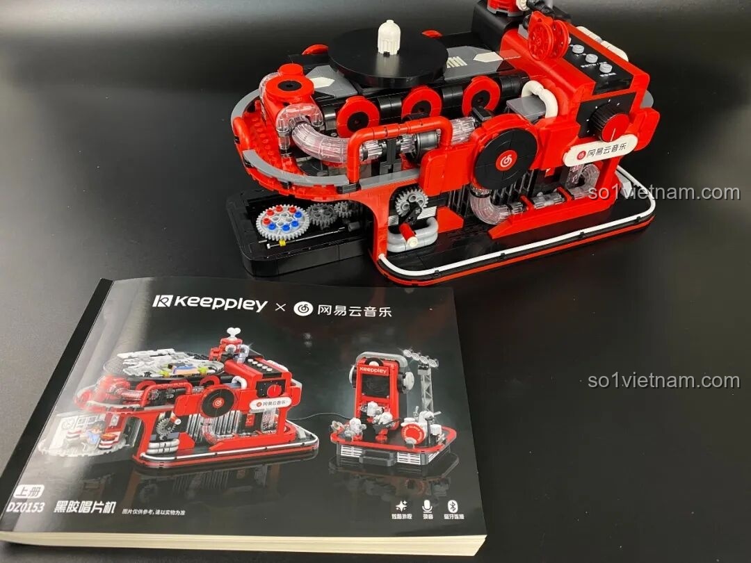 Chi tiết màu đỏ trên thân máy