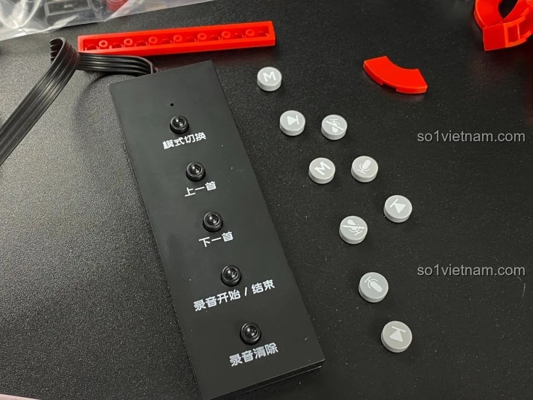 Chi tiết loa và robot đi kèm