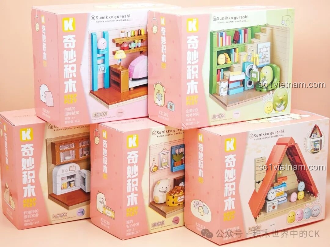 Toàn cảnh các bộ đồ chơi lắp ráp Keeppley Sumikko Gurashi với bao bì màu hồng pastel dễ thương.