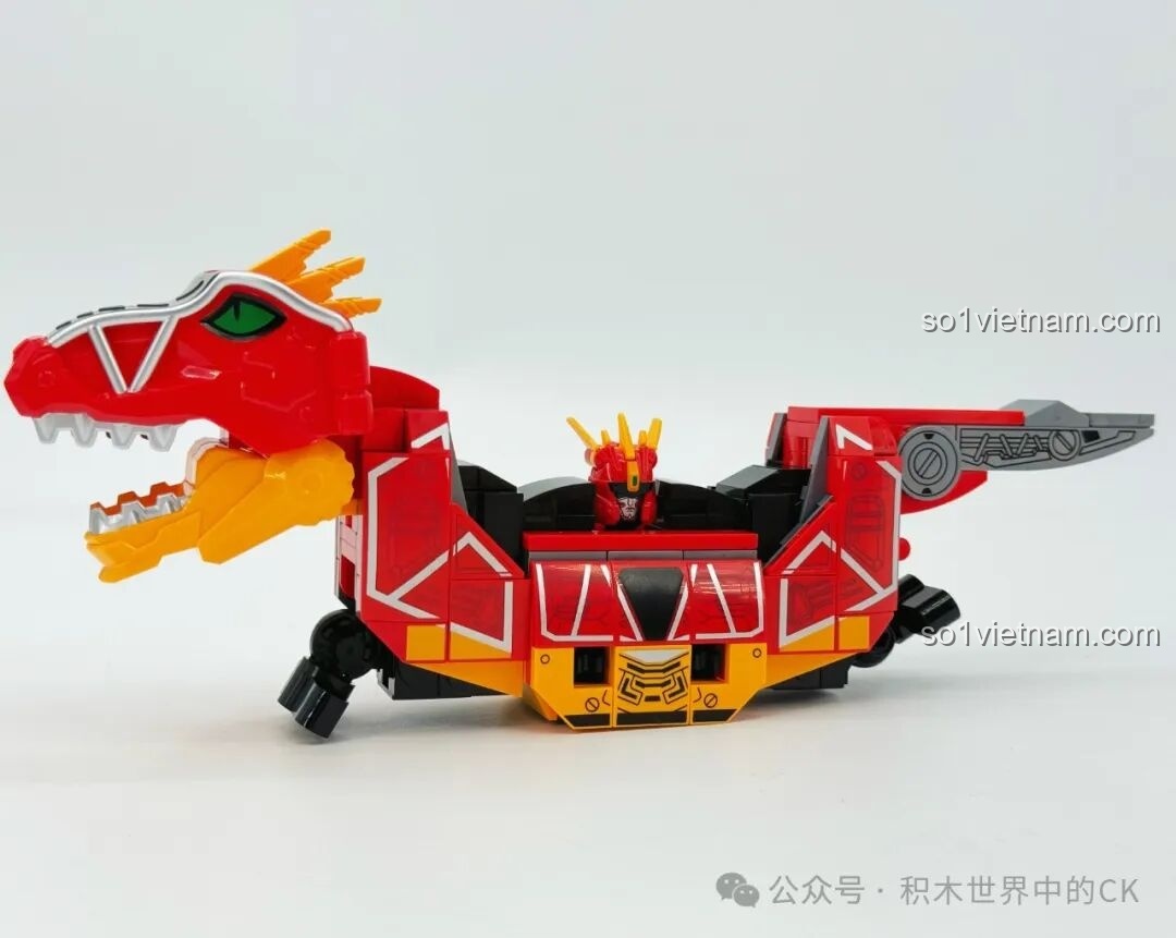 Cận cảnh phần đầu robot của Keeppley Bạo Giảo Long 82001 được lộ ra từ thân khủng long.