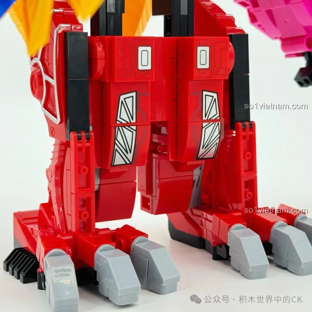 Cận cảnh chi tiết cánh tay robot từ Keeppley Toản Giác Long 82003, với mũi khoan và giáp.