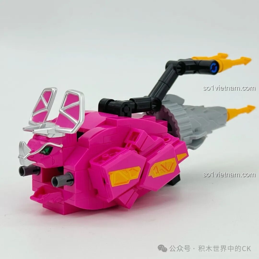 Robot Keeppley Thú Điện Chiến Đội đã hợp thể với Kiếm Châm Long 82002 và Toản Giác Long 82003 làm cánh tay.