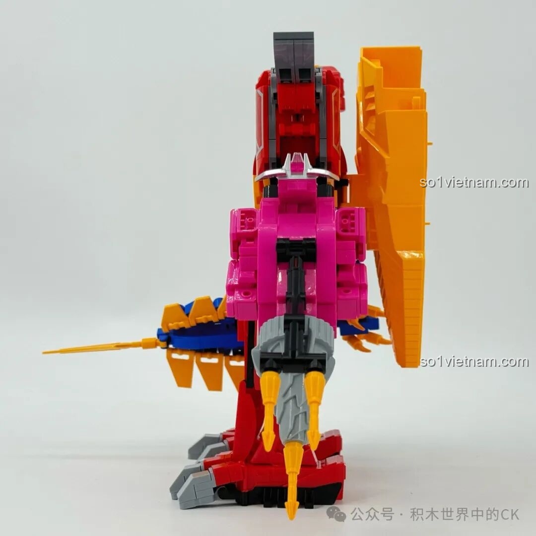 Góc nhìn nghiêng từ phía sau của robot Keeppley Thú Điện Chiến Đội với Kiếm Châm Long và Toản Giác Long làm cánh tay.