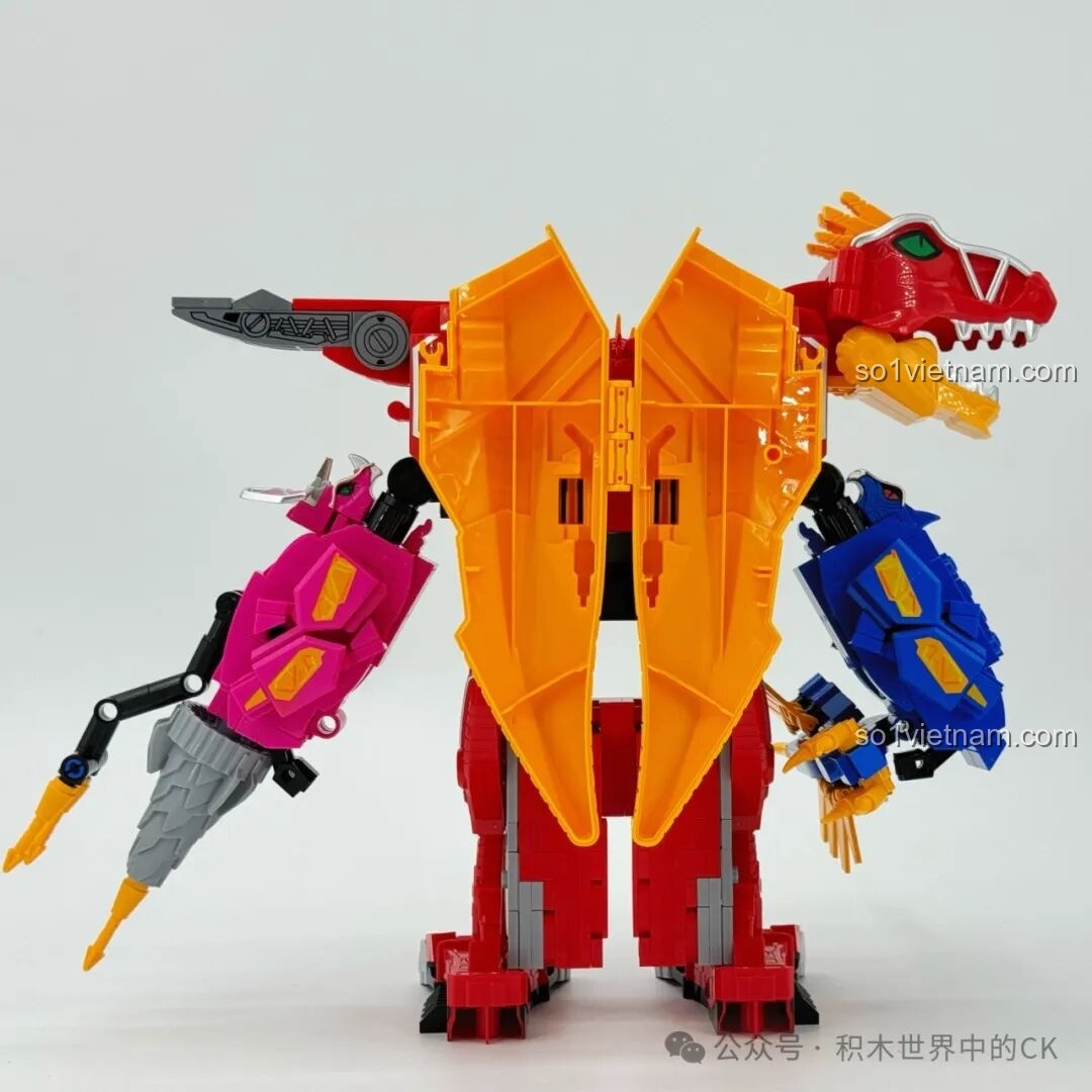 Góc nhìn nghiêng của robot Keeppley Thú Điện Chiến Đội với Tấn Trảo Long và Phó Thương Long làm cánh tay.