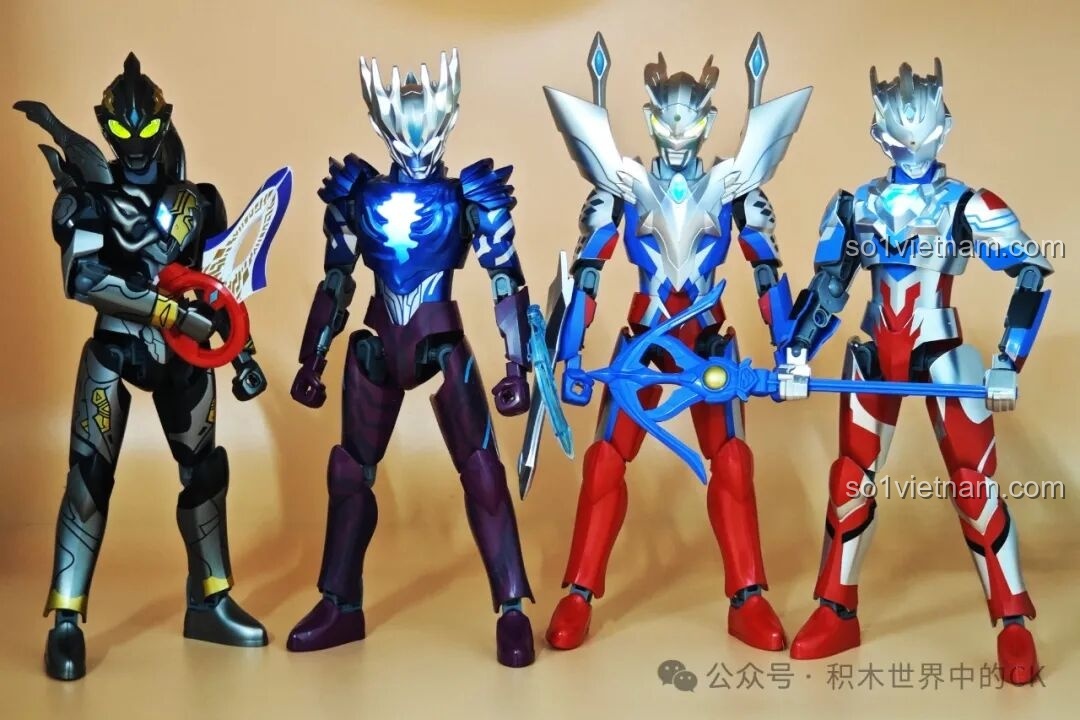 Bốn mô hình Ultraman đã lắp ráp hoàn chỉnh, có hiệu ứng phát sáng