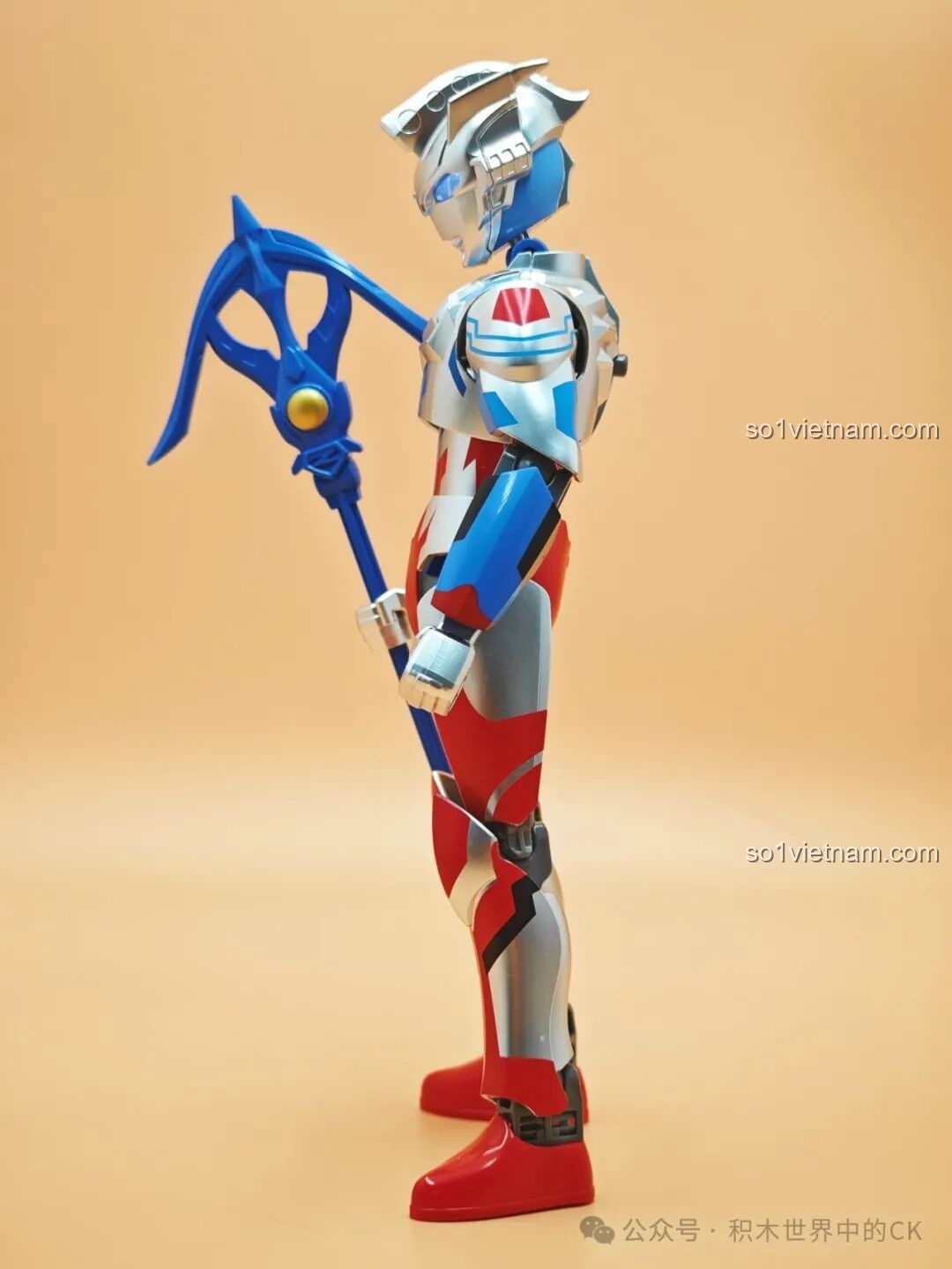 Mô hình Ultraman Zero - Ánh Sáng Tối Thượng nhìn từ bên phải