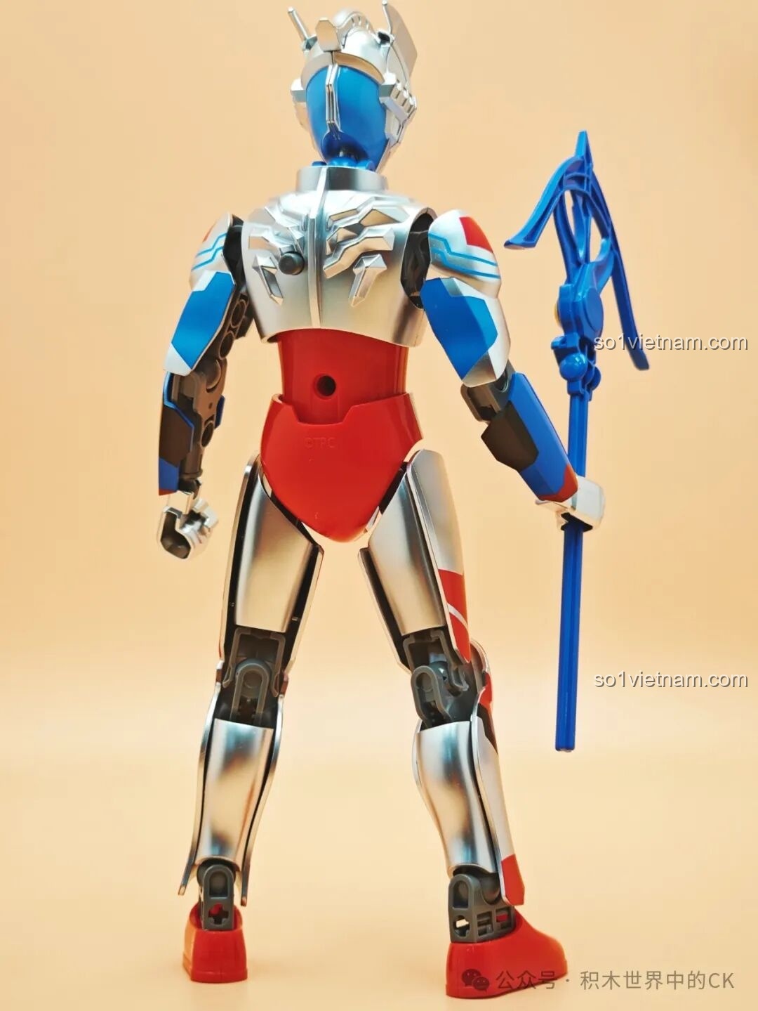 Mô hình Ultraman Zero - Ánh Sáng Tối Thượng nhìn từ phía sau