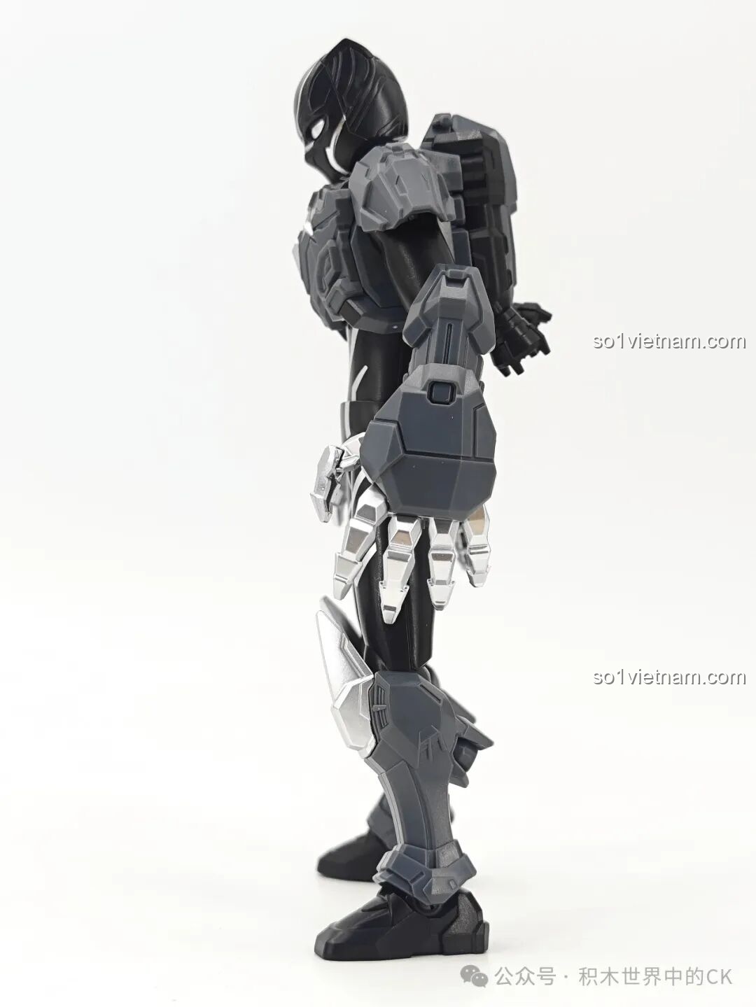 Mô hình Ultron của Keeppley hoàn thiện, chụp trong tối