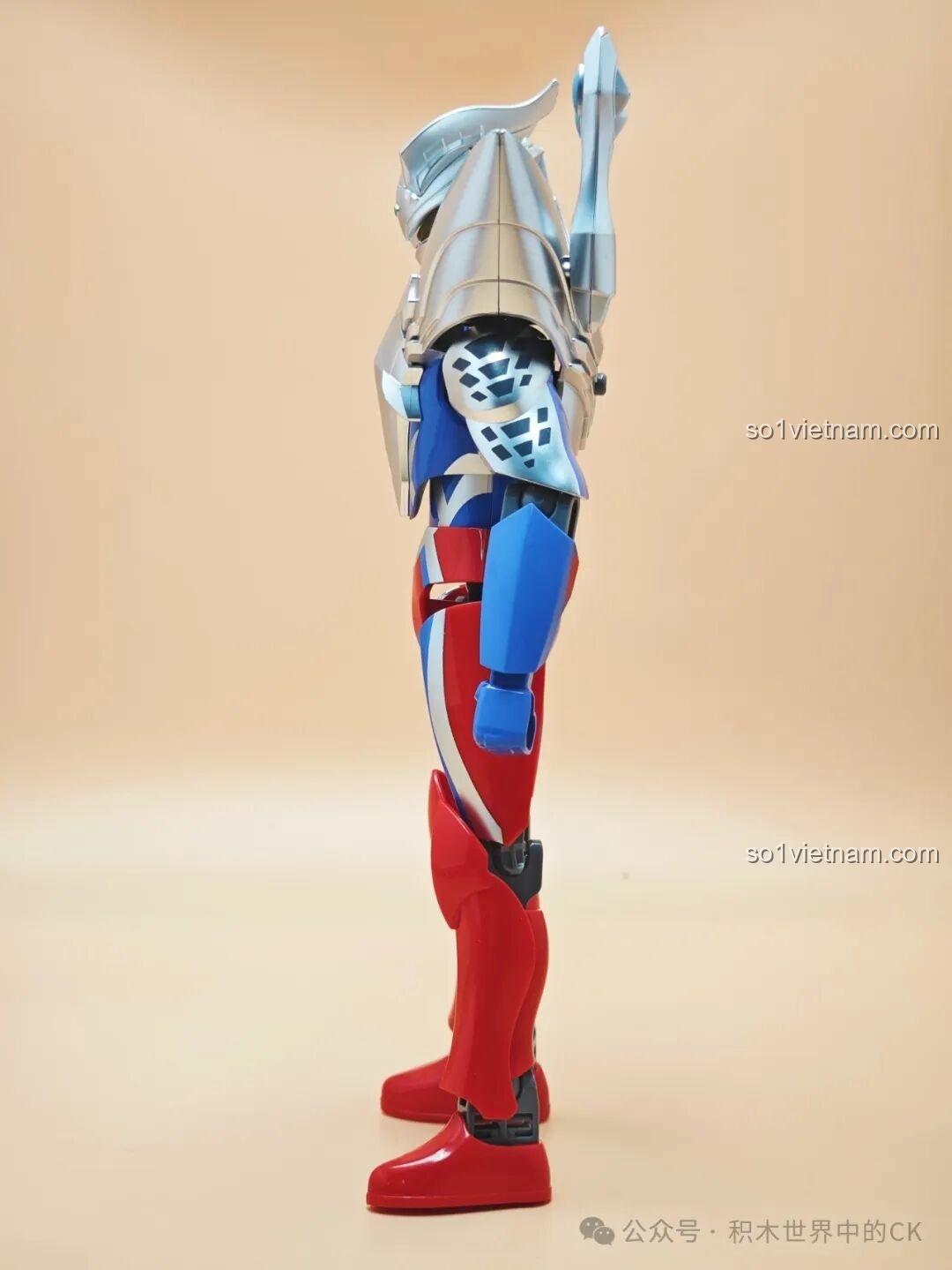 Mô hình Ultraman Zero Ultimate Zero của Keeppley nhìn từ phía sau