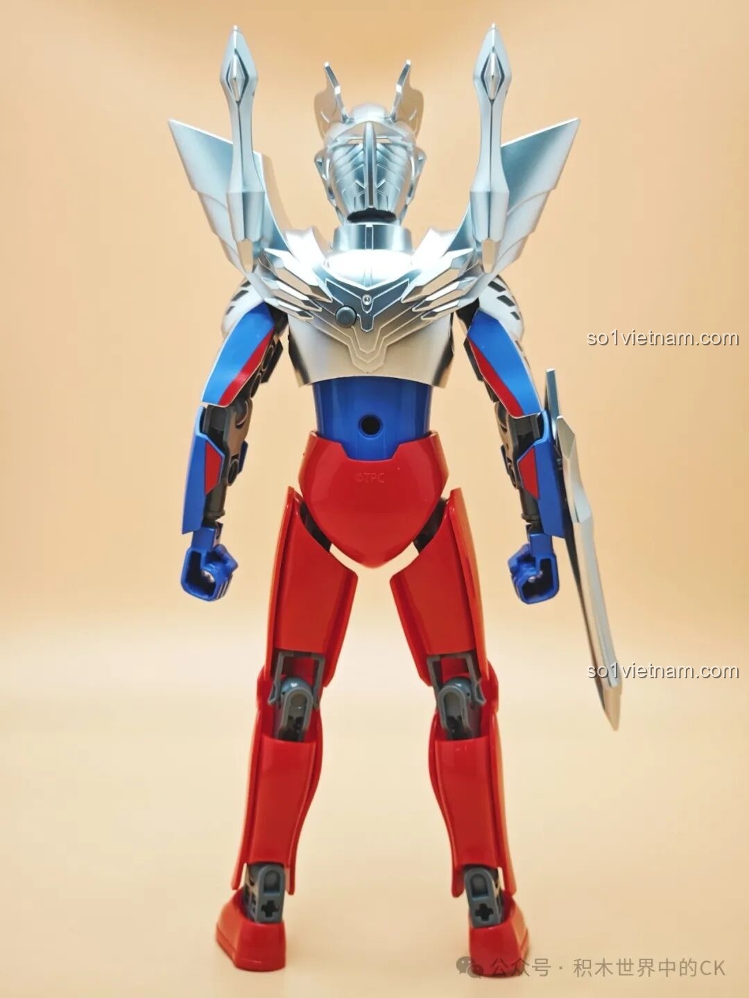 Ultraman Zero Ultimate Zero của Keeppley trong tư thế chiến đấu