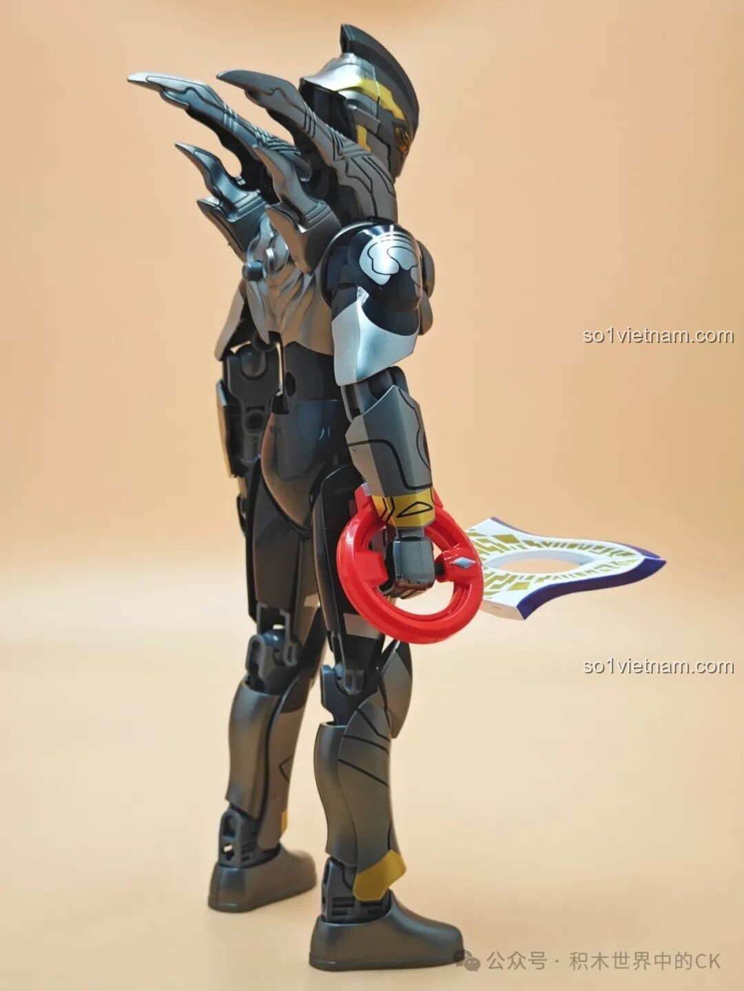 Mô hình Zetton Ultraman nhìn từ phía sau