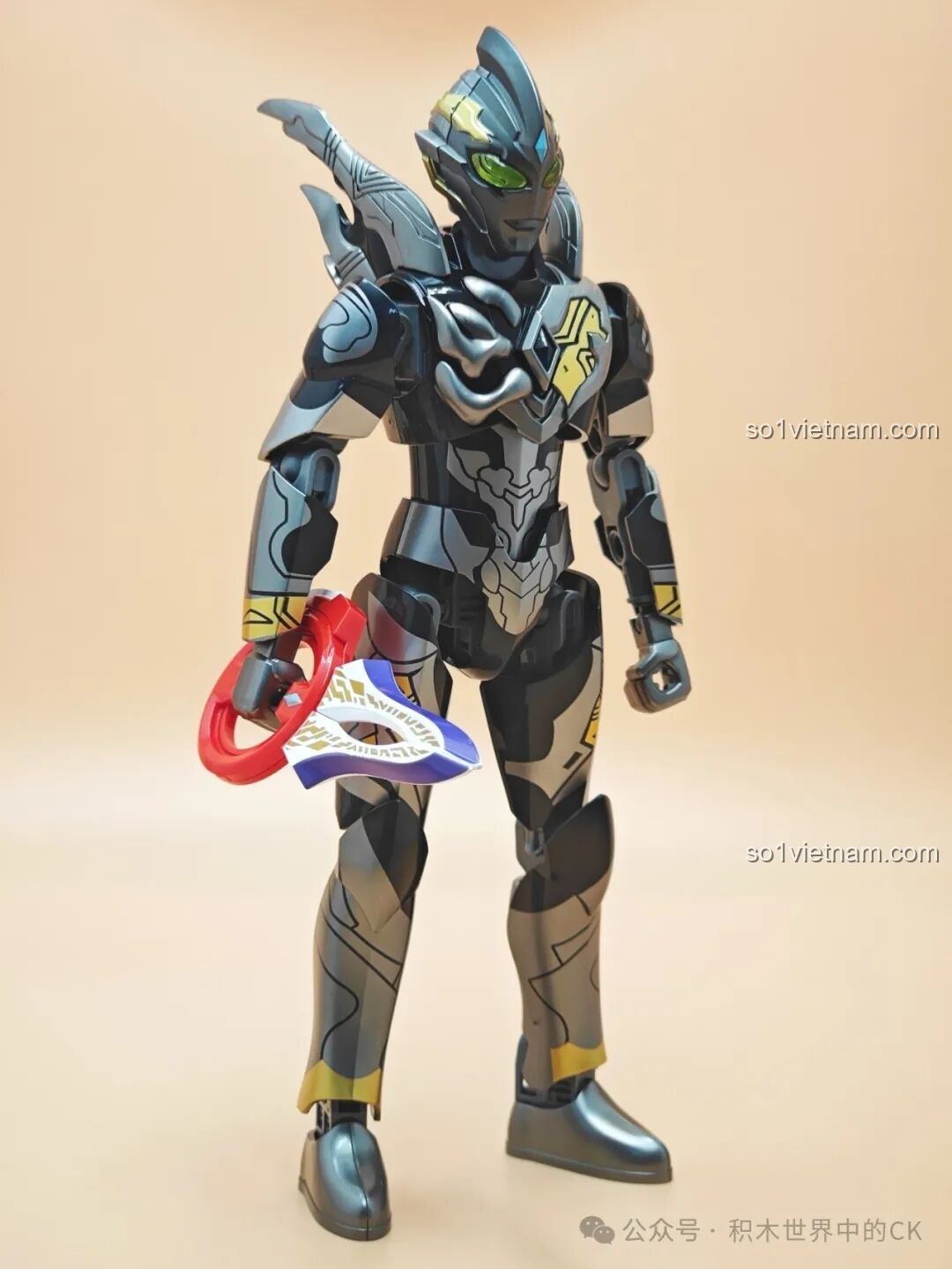 Mô hình Zetton Ultraman nhìn từ bên trái