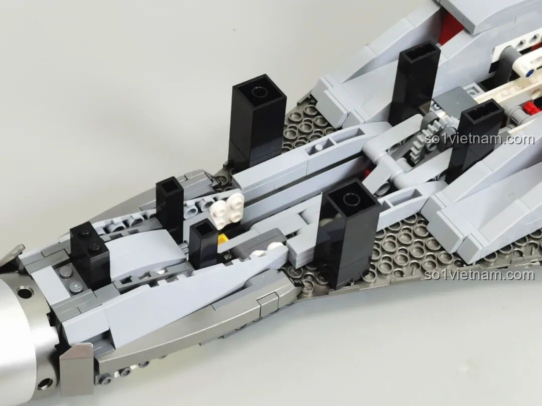 Các chi tiết Technic và gạch được sử dụng để gia cố cho phần thân trên của mô hình máy bay J-16D Keeppley 23036.