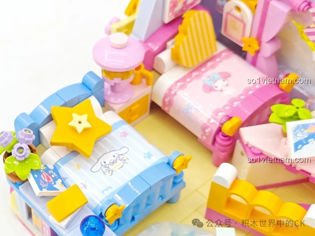 Kết hợp 3 bộ lắp ráp Học Viện Sanrio TOP TOY khi bật đèn