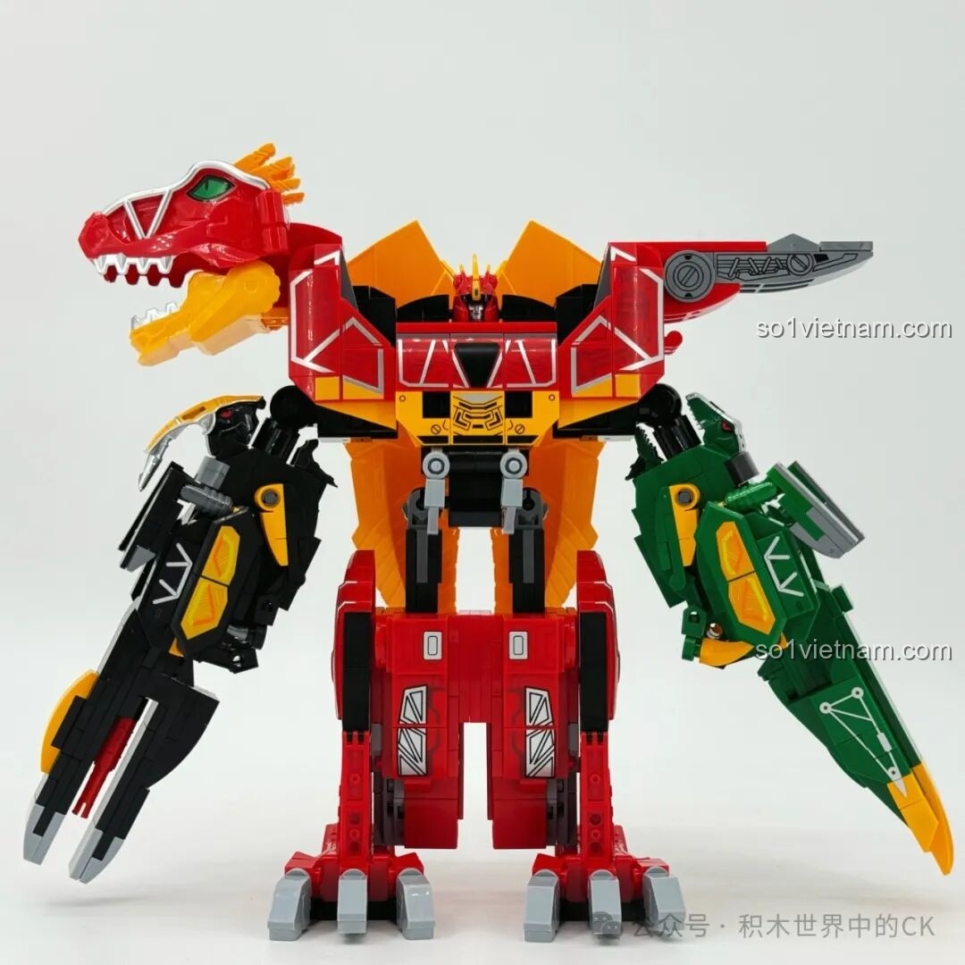 Góc chéo trước của robot kết hợp Keeppley 82001 Bạo Giảo Long, 82002 Kiếm Châm Long và 82003 Khoan Giác Long, dáng đứng mạnh mẽ.