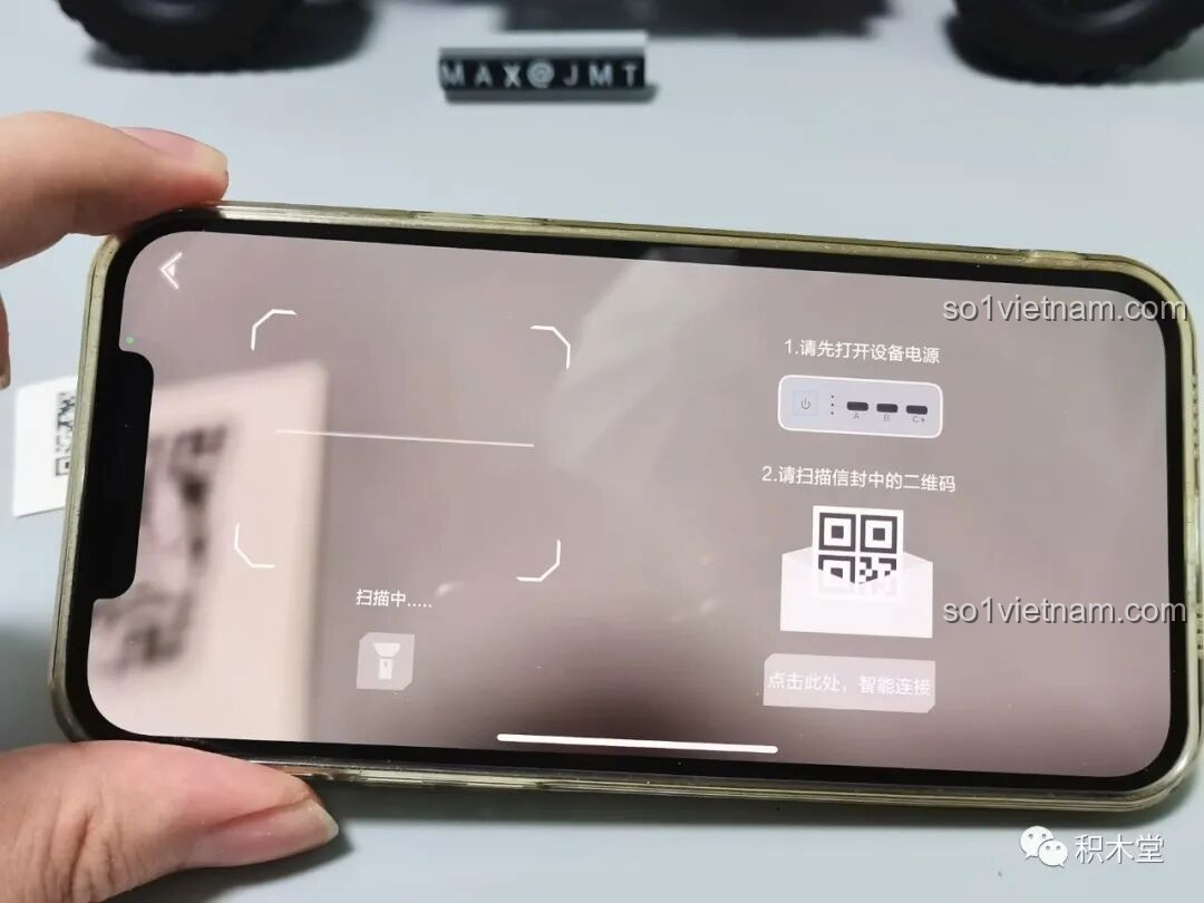 Màn hình điện thoại hiển thị giao diện quét mã QR để kết nối ứng dụng với ONEBOT 9AIQI Mô Hình Xe Đua, cùng với hình ảnh xe đã lắp bánh.