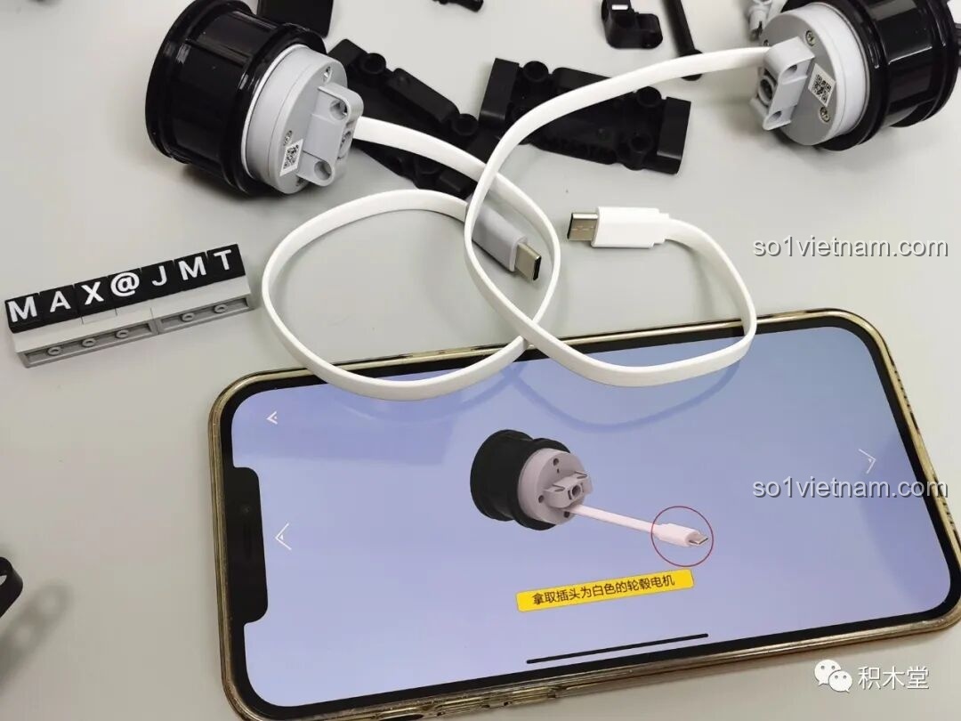 Màn hình điện thoại hiển thị hướng dẫn kết nối động cơ bánh xe FOC của ONEBOT 9AIQI Mô Hình Xe Đua, với phân biệt cổng màu xám và trắng.