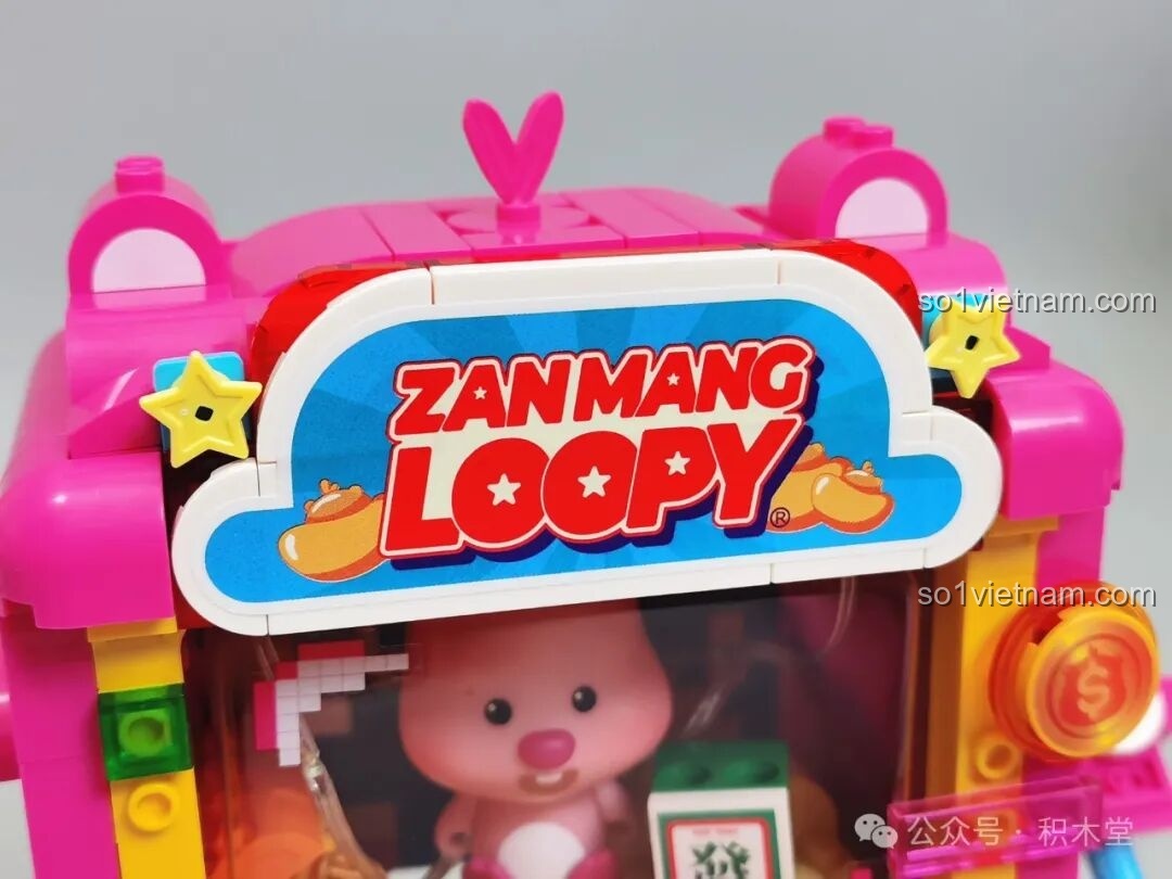 Khoang chứa bí mật phía sau của Máy Gắp Thưởng Loopy với các chi tiết xe goòng và đá quý.