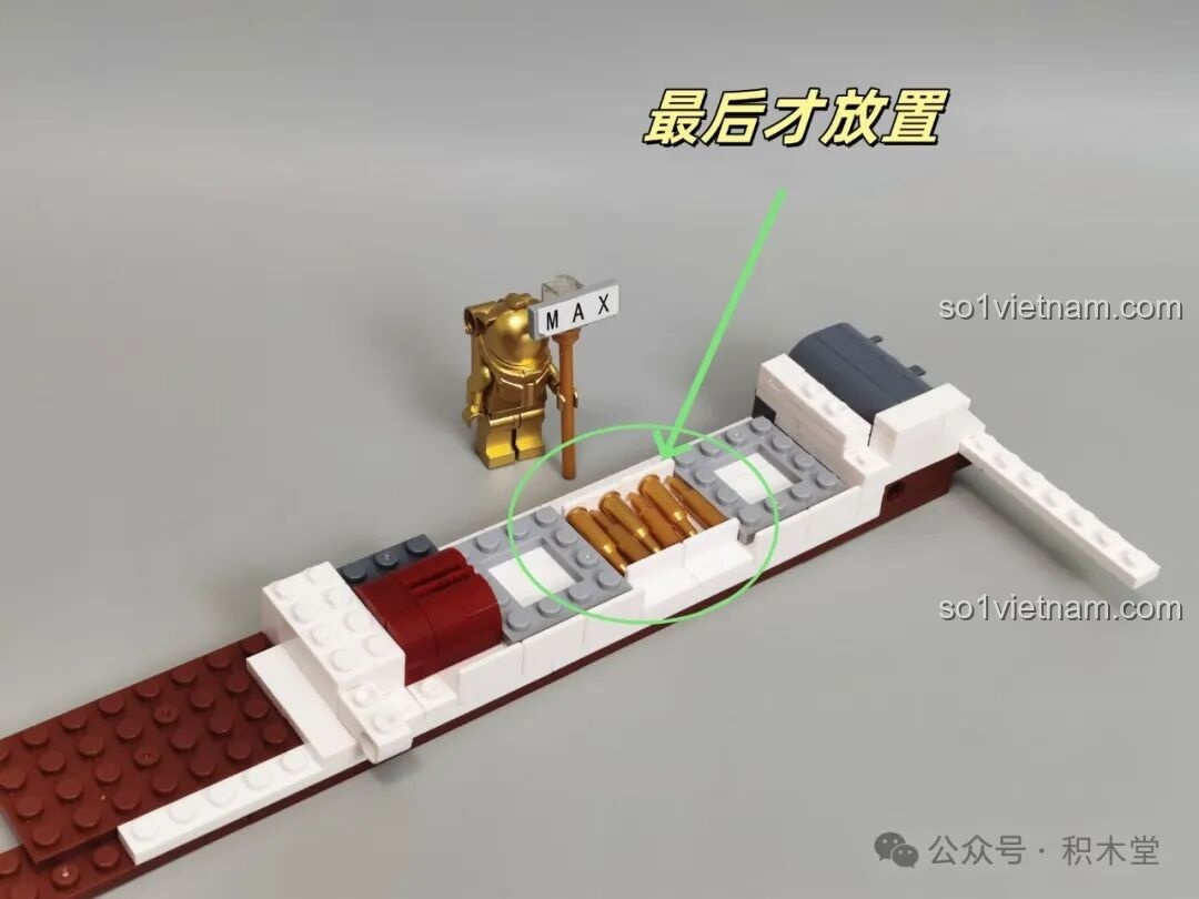 Khoang chứa đạn của xe tăng Maus 12GO 98002, lưu ý nên đặt đạn vào sau cùng để tránh rơi rớt.