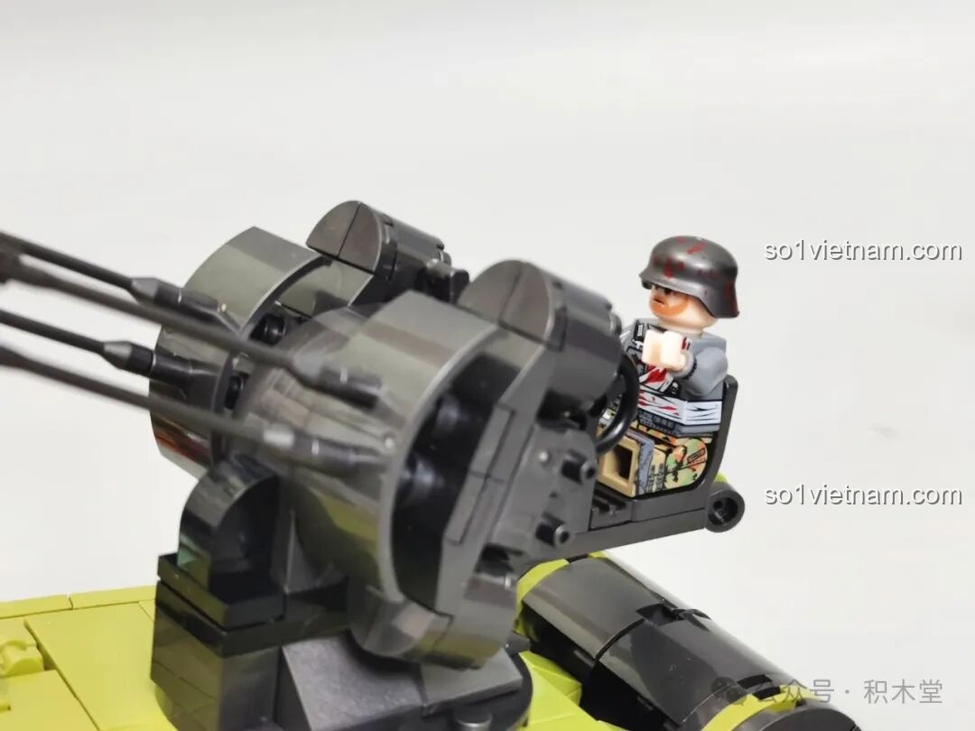 Khoang chứa pin và động cơ bên trong xe tăng Maus 12GO 98002, thiết kế tối ưu không gian.