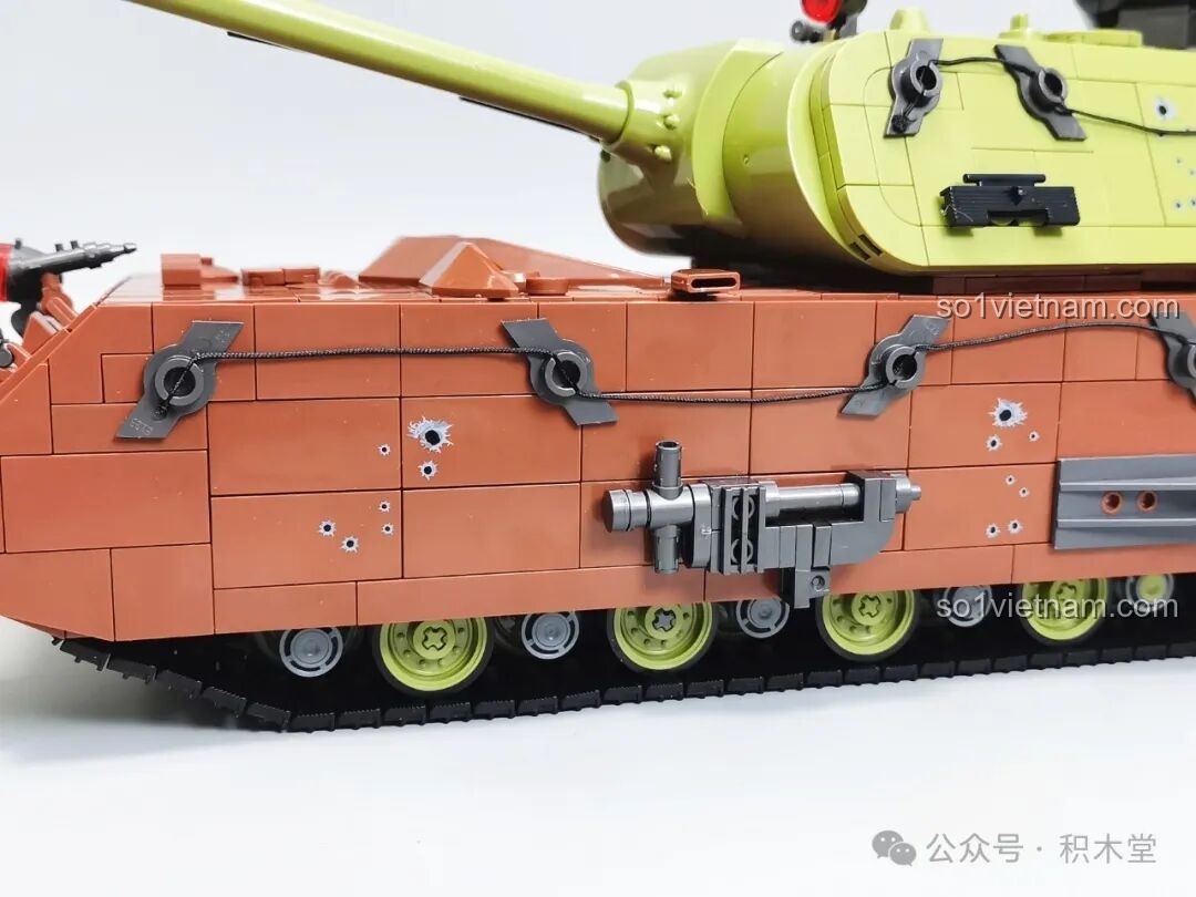 Khoang động cơ và hộp số bên trong xe tăng Maus 12GO 98002, được tái hiện chi tiết với mảnh ghép màu đỏ.