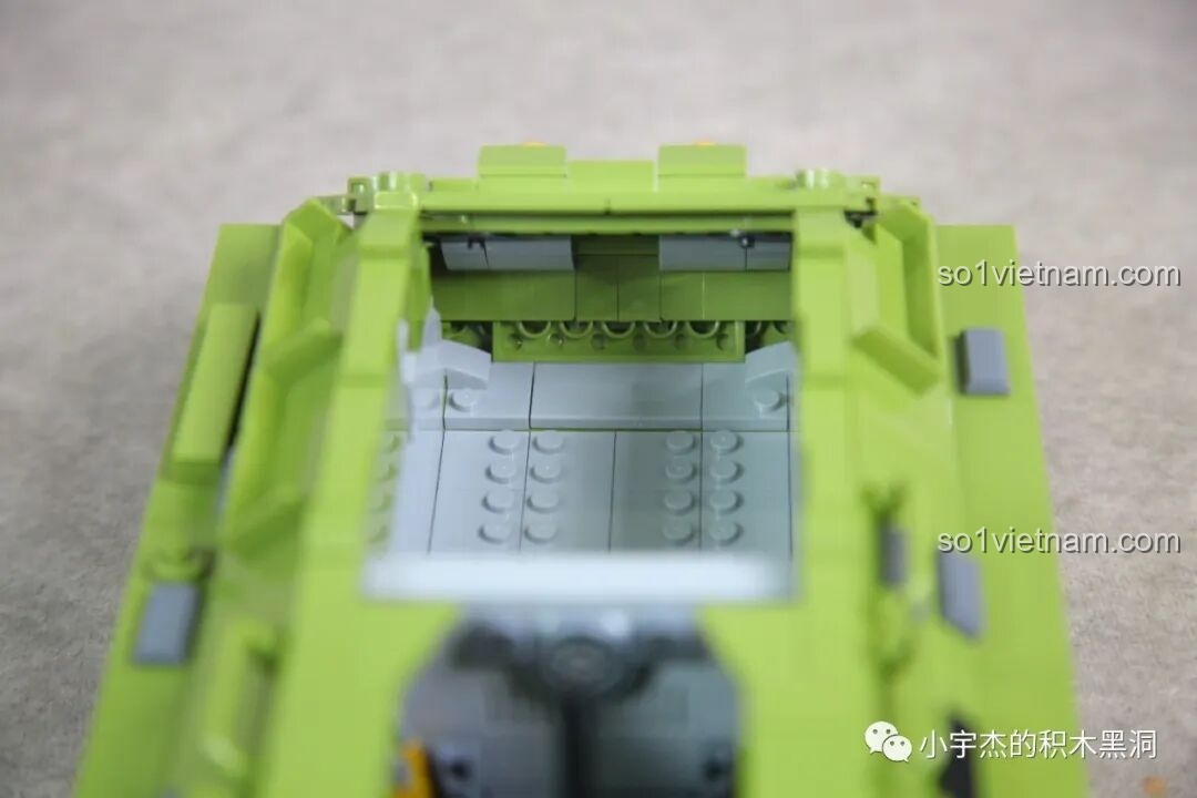 Khoang trống phía sau của xe tăng T-34 Panlos 632012, được thiết kế để lắp đặt khối động cơ.