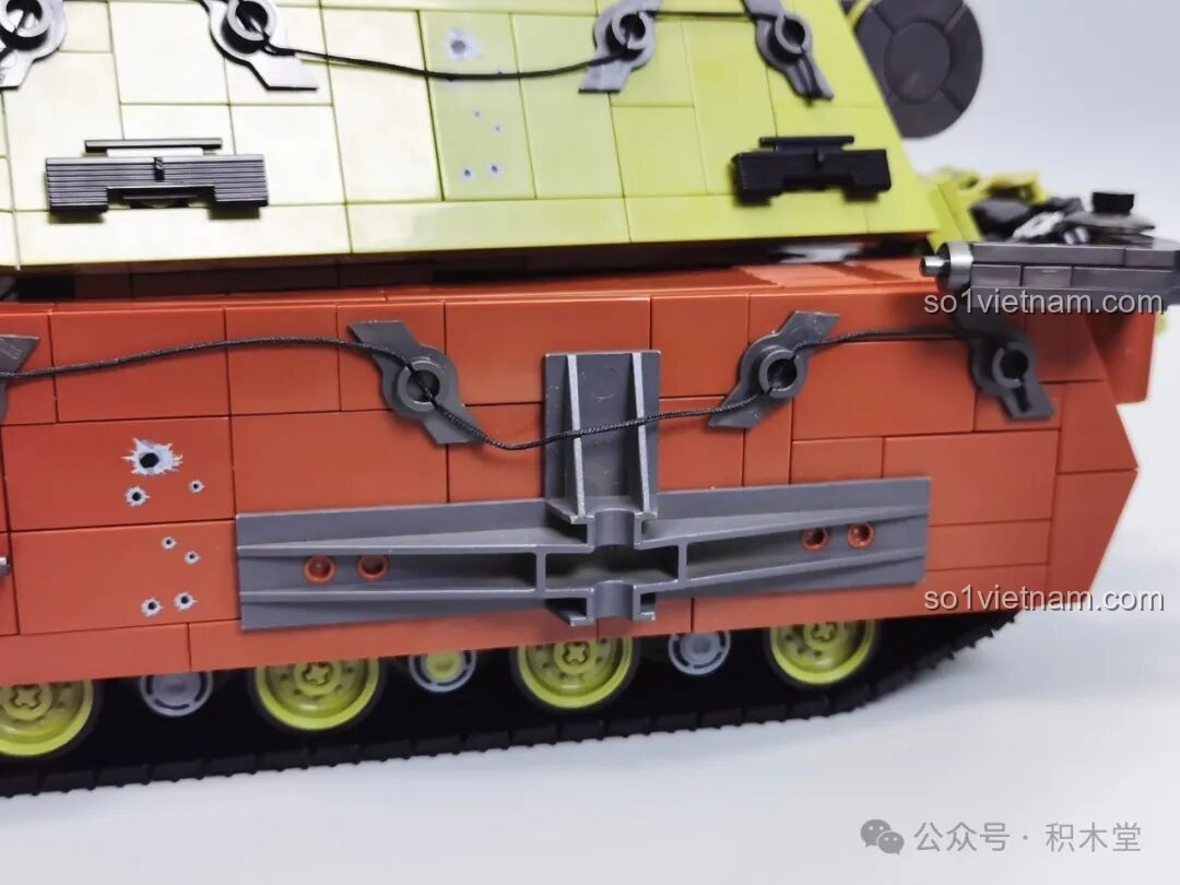 Khoang lái và khoang động cơ của xe tăng Maus 12GO 98002 với vách ngăn, tái hiện cấu trúc thật.