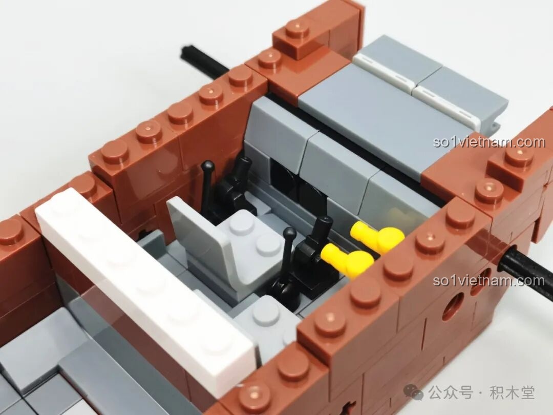 Chi tiết khoang lái của xe tăng Maus 12GO 98002 với các cần điều khiển, thể hiện sự tỉ mỉ trong thiết kế.