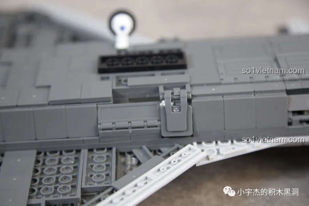 Khoang chứa tên lửa bên hông của Sluban J-20 M38-B1187 Tiêm Kích Tàng Hình đã đóng kín, duy trì thiết kế tàng hình của máy bay.