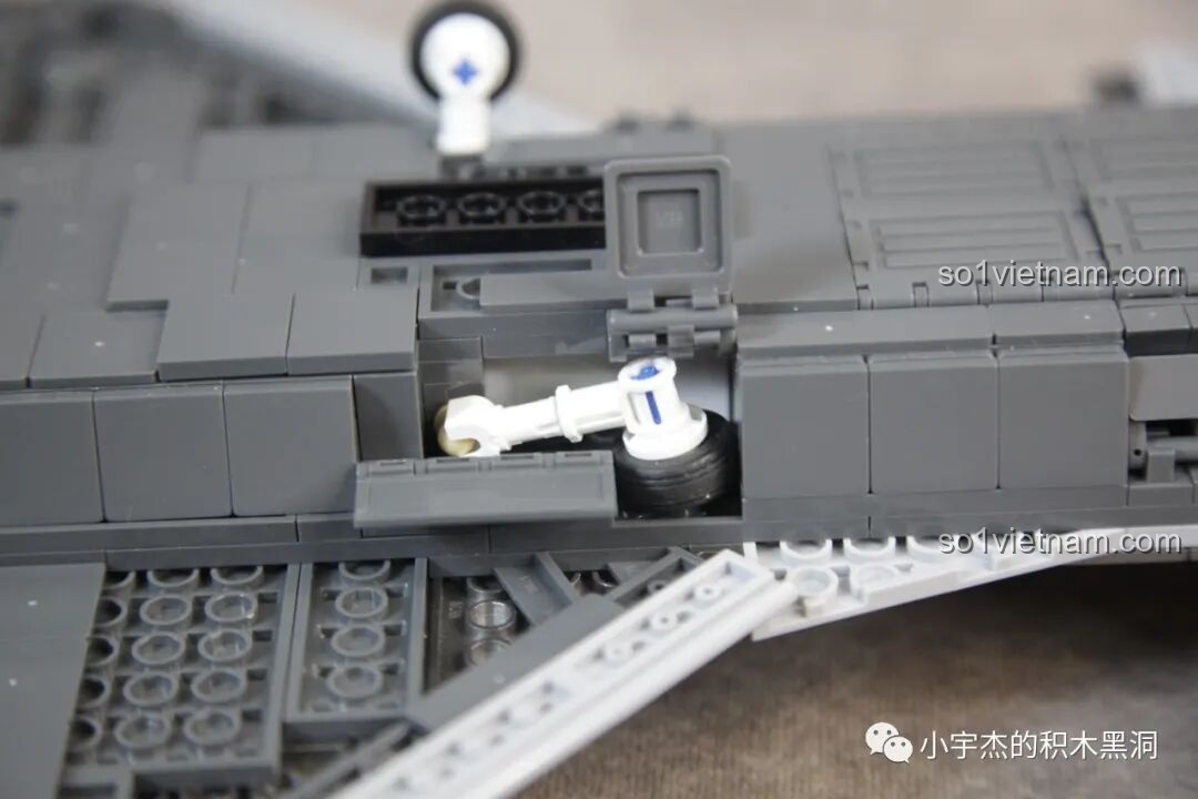 Khoang chứa tên lửa bên hông của Sluban J-20 M38-B1187 Tiêm Kích Tàng Hình mở ra, lộ ra các tên lửa không đối không.