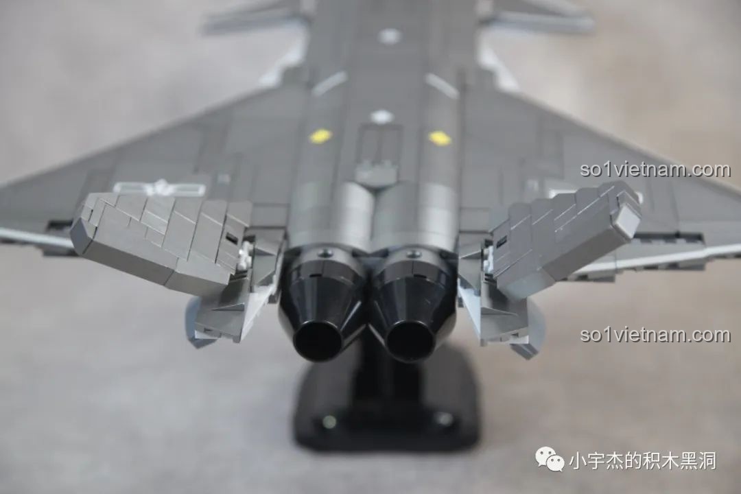 Khoang chứa tên lửa ở bụng máy bay Sluban J-20 M38-B1187 Tiêm Kích Tàng Hình đã đóng kín, duy trì thiết kế tàng hình của máy bay.