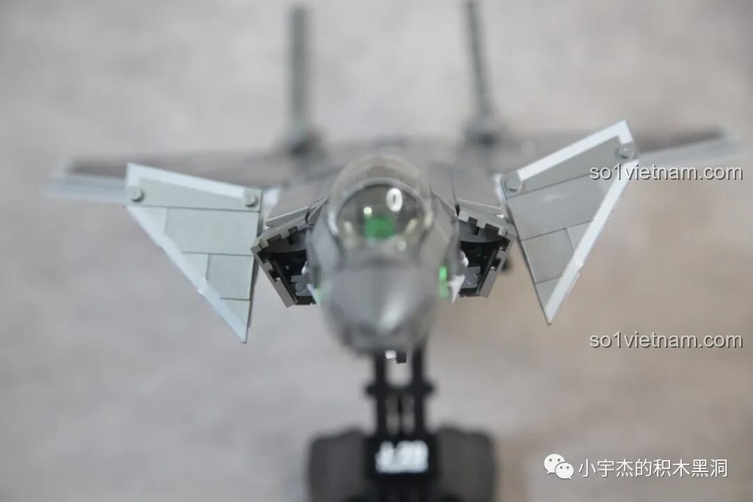 Khoang chứa tên lửa ở bụng máy bay Sluban J-20 M38-B1187 Tiêm Kích Tàng Hình mở ra, lộ ra các tên lửa màu xanh bên trong.